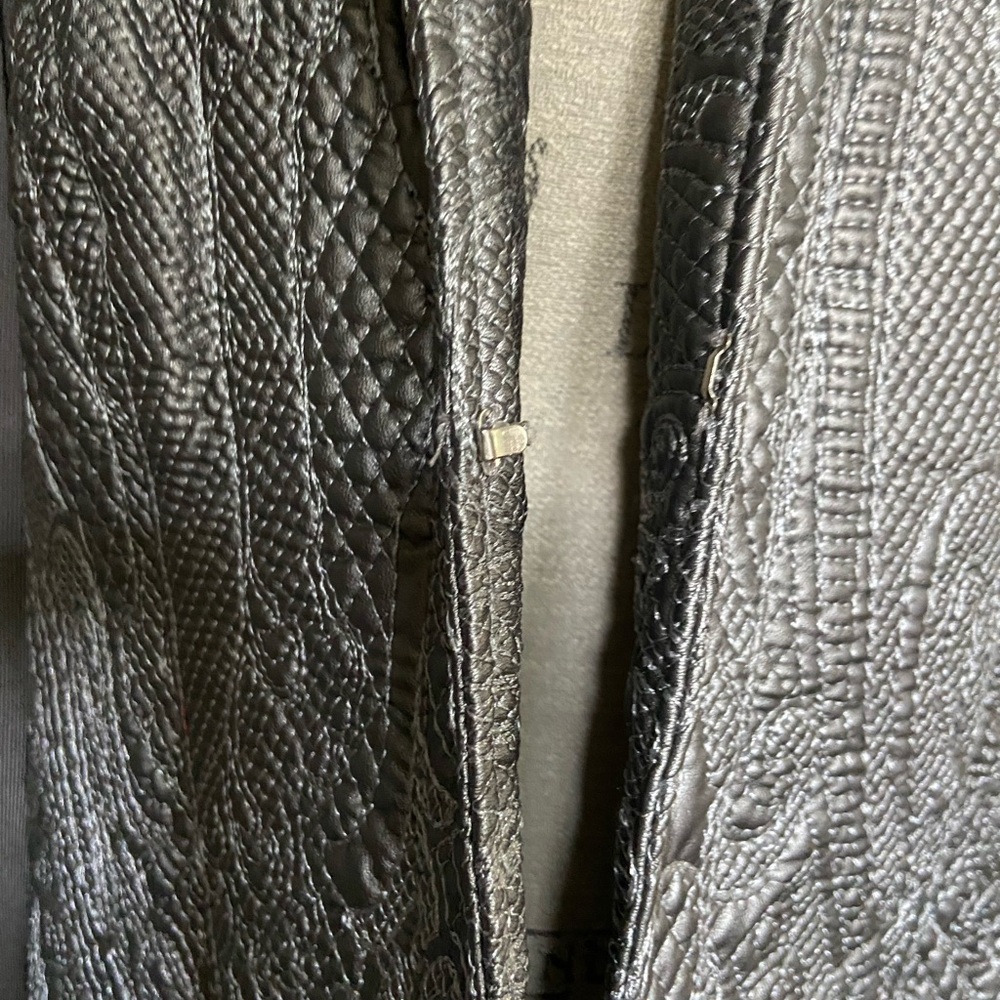 Peter Nygard Silver-Grey Textured Vegan Leather Jacket (M) - Picture 4 of 11